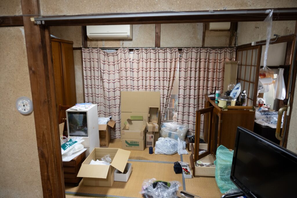売却前に家具や家財が残っている室内のイメージ
